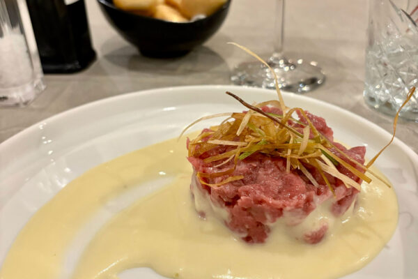 Tartare di manzo, crema di patate e Osteria dei Mascalzoni