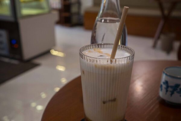 Flat White - iced. lecker.